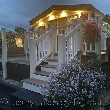 Lakeside Retreat With Hot Tub & Fishing Peg At Tattershall Lakes Country Park Hotell Exteriör bild