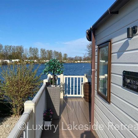 Lakeside Retreat With Hot Tub & Fishing Peg At Tattershall Lakes Country Park Hotell Exteriör bild