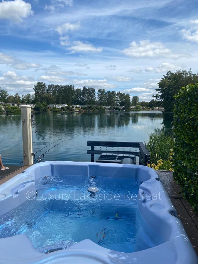 Lakeside Retreat With Hot Tub & Fishing Peg At Tattershall Lakes Country Park Hotell Exteriör bild