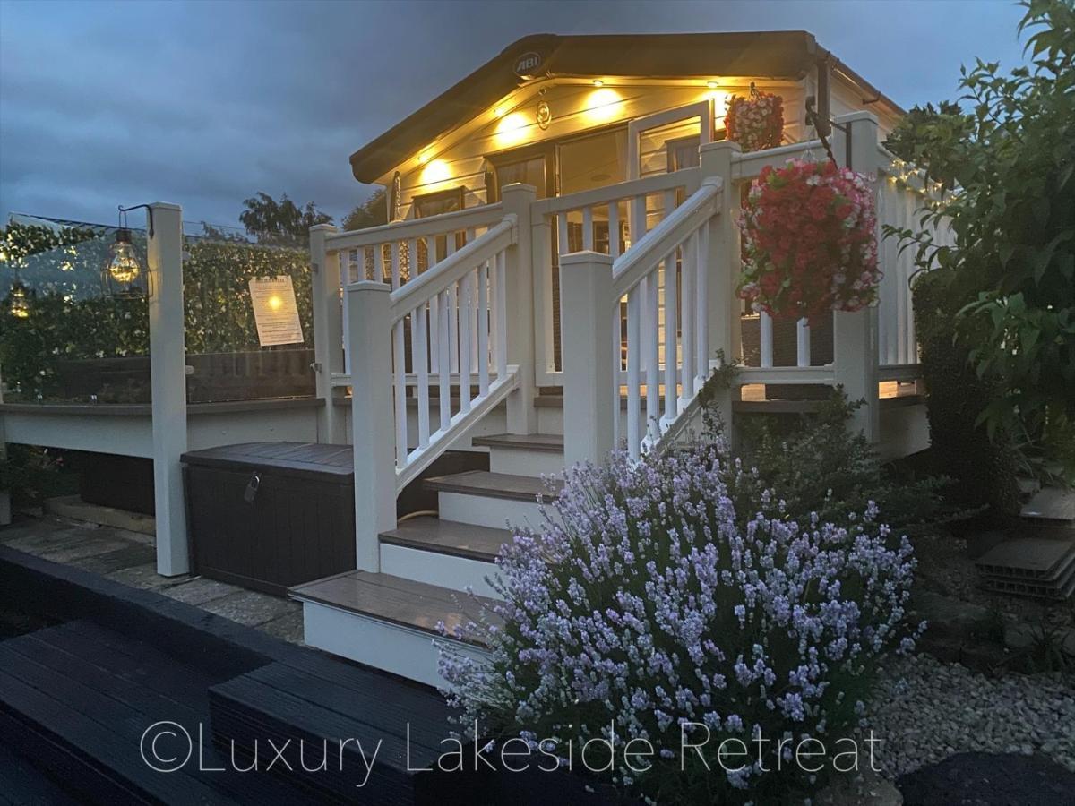 Lakeside Retreat With Hot Tub & Fishing Peg At Tattershall Lakes Country Park Hotell Exteriör bild