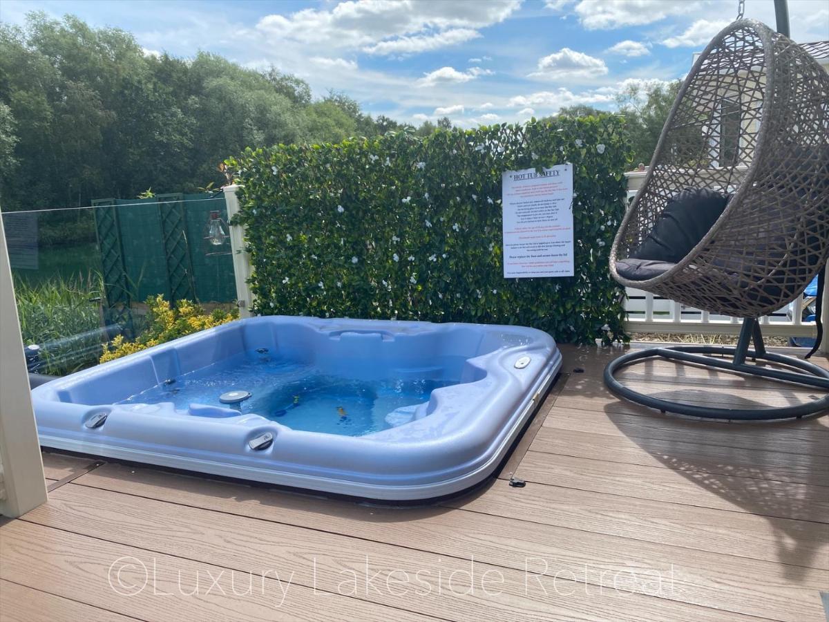 Lakeside Retreat With Hot Tub & Fishing Peg At Tattershall Lakes Country Park Hotell Exteriör bild