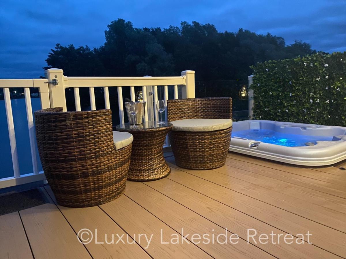 Lakeside Retreat With Hot Tub & Fishing Peg At Tattershall Lakes Country Park Hotell Exteriör bild