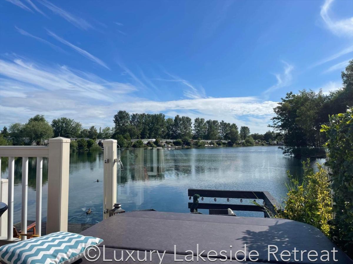 Lakeside Retreat With Hot Tub & Fishing Peg At Tattershall Lakes Country Park Hotell Exteriör bild