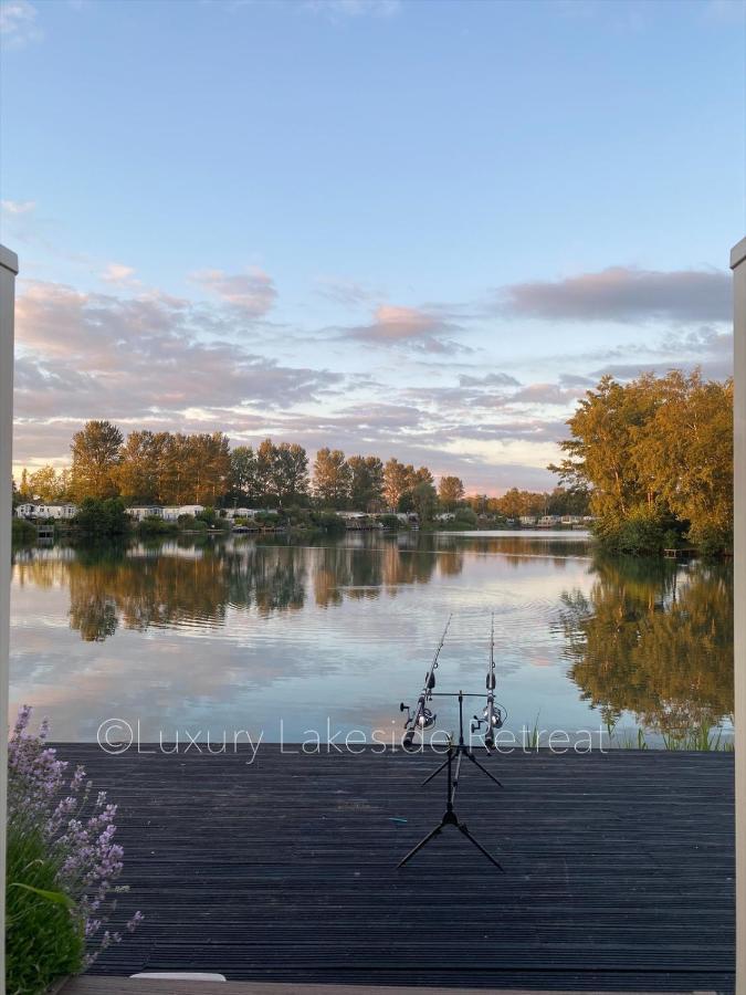 Lakeside Retreat With Hot Tub & Fishing Peg At Tattershall Lakes Country Park Hotell Exteriör bild