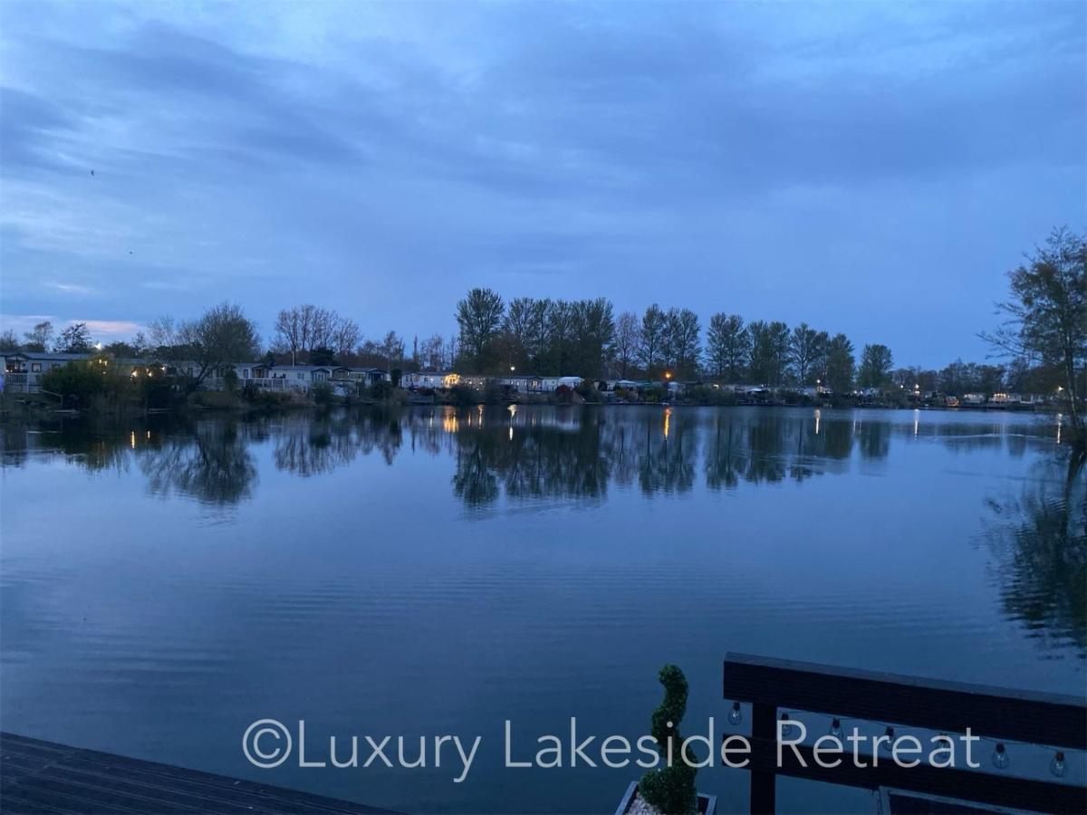 Lakeside Retreat With Hot Tub & Fishing Peg At Tattershall Lakes Country Park Hotell Exteriör bild