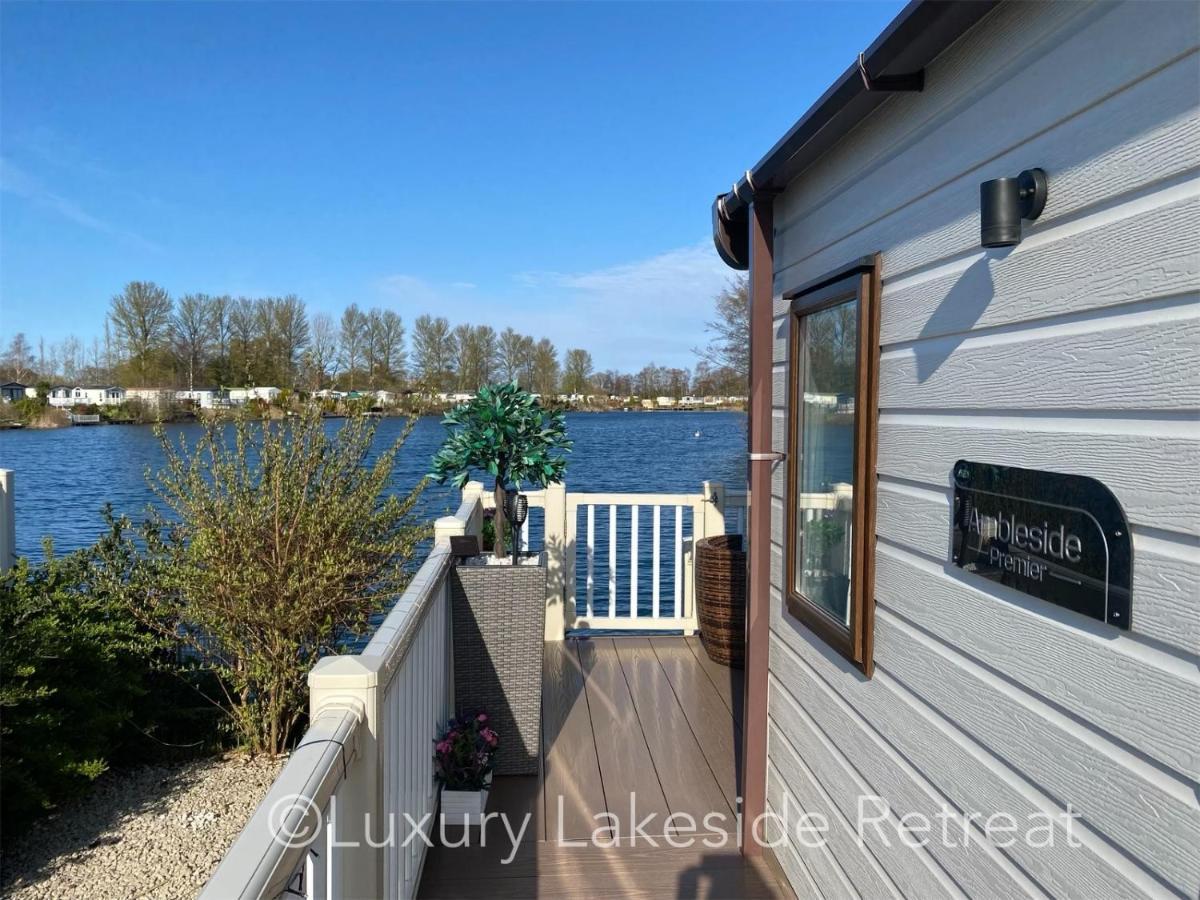 Lakeside Retreat With Hot Tub & Fishing Peg At Tattershall Lakes Country Park Hotell Exteriör bild