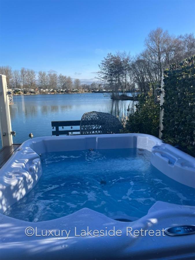 Lakeside Retreat With Hot Tub & Fishing Peg At Tattershall Lakes Country Park Hotell Exteriör bild