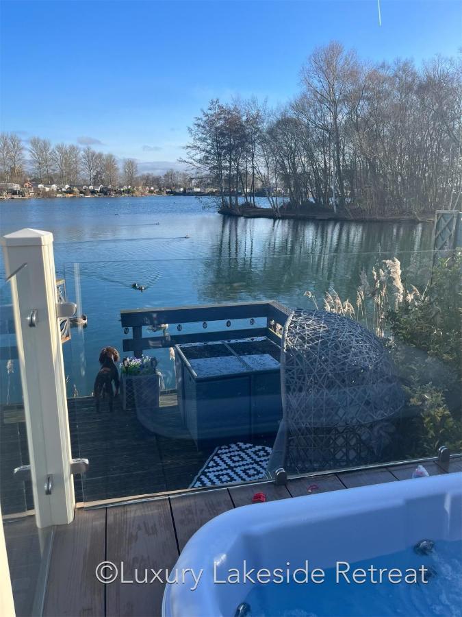 Lakeside Retreat With Hot Tub & Fishing Peg At Tattershall Lakes Country Park Hotell Exteriör bild